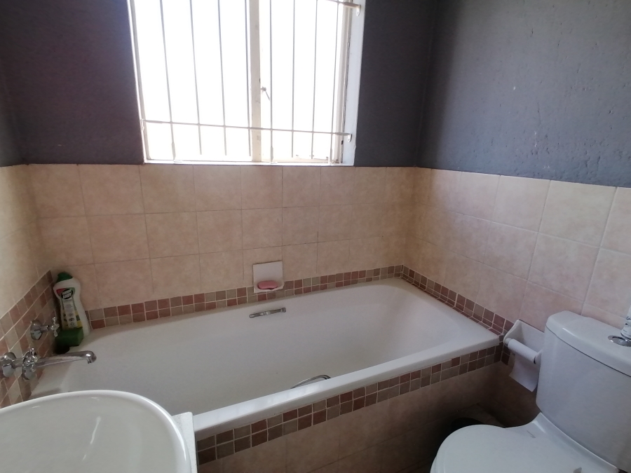 To Let 2 Bedroom Property for Rent in Heuwelsig Estate Gauteng