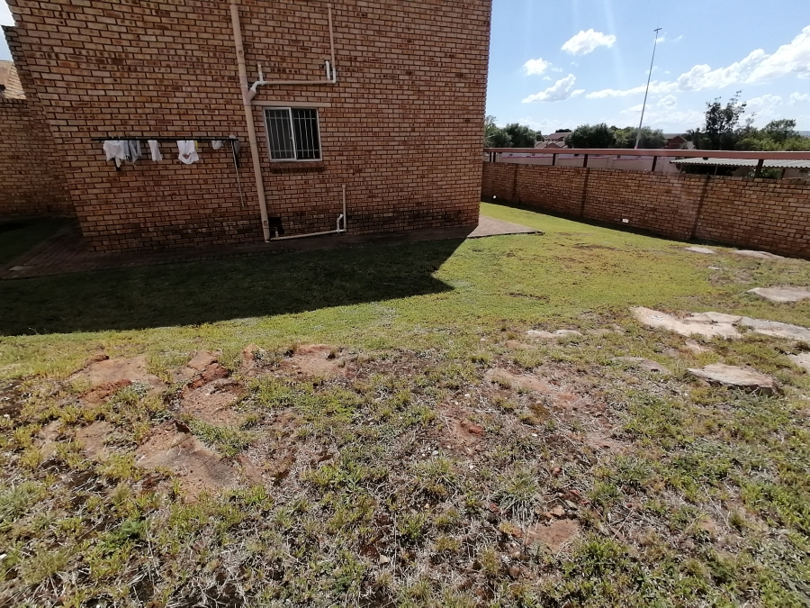 To Let 2 Bedroom Property for Rent in Heuwelsig Estate Gauteng