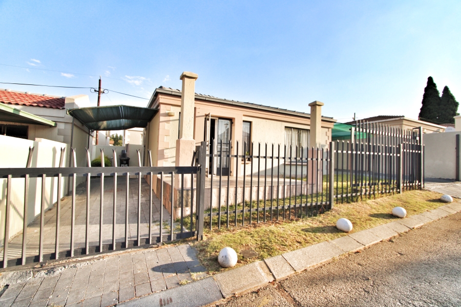 2 Bedroom Property for Sale in Noordwyk Gauteng