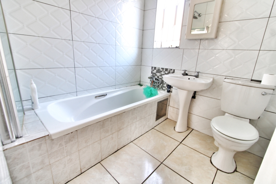 2 Bedroom Property for Sale in Noordwyk Gauteng