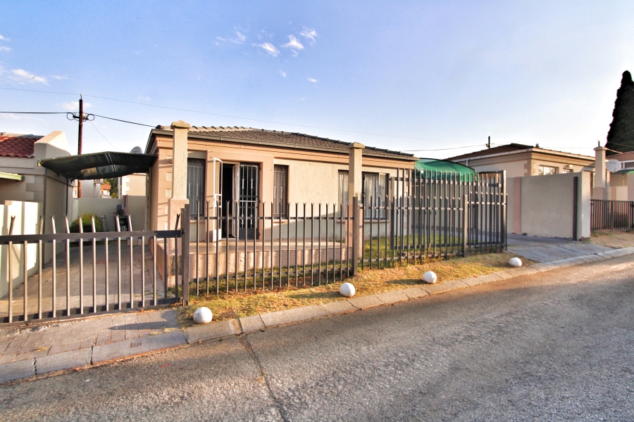 2 Bedroom Property for Sale in Noordwyk Gauteng