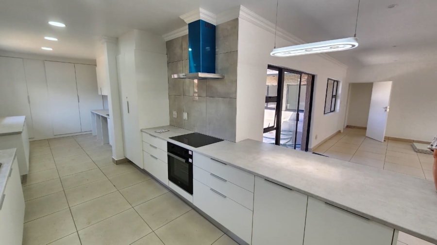 6 Bedroom Property for Sale in Brackenhurst Gauteng