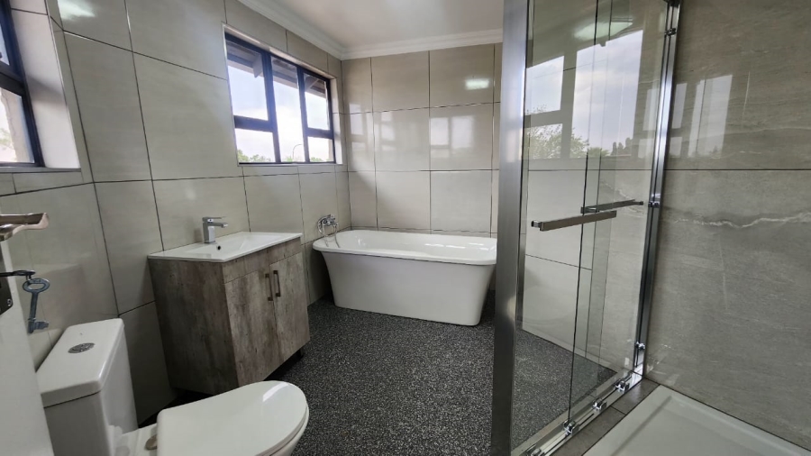 6 Bedroom Property for Sale in Brackenhurst Gauteng