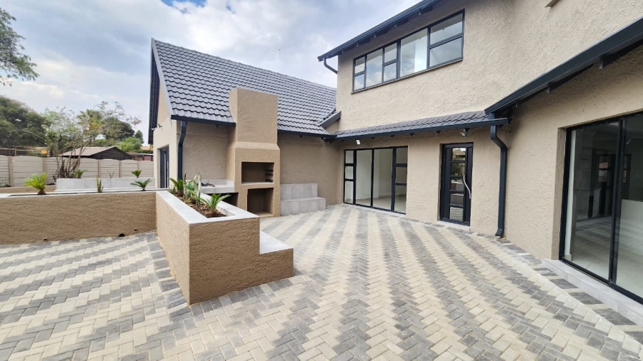 6 Bedroom Property for Sale in Brackenhurst Gauteng