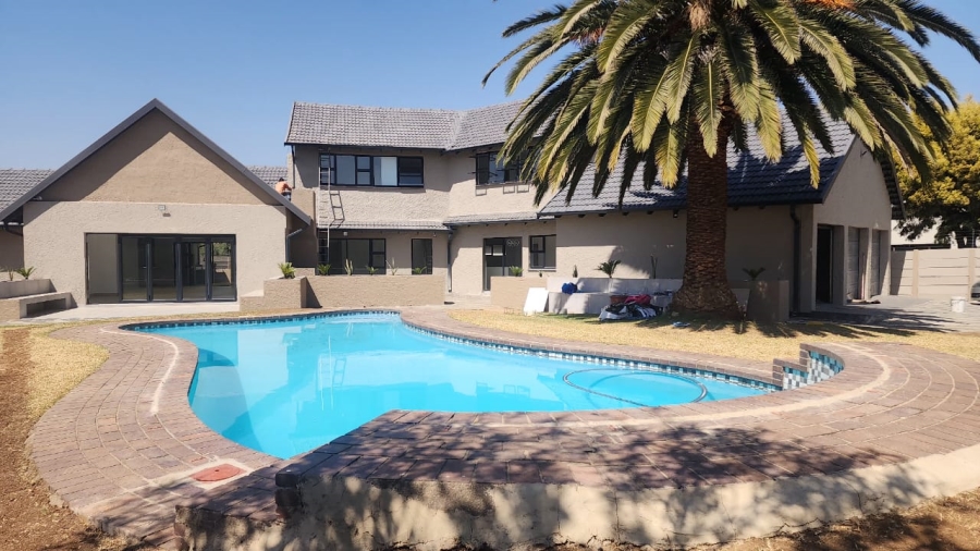 6 Bedroom Property for Sale in Brackenhurst Gauteng