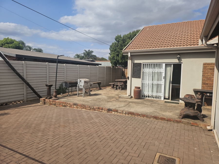 5 Bedroom Property for Sale in Annlin Gauteng