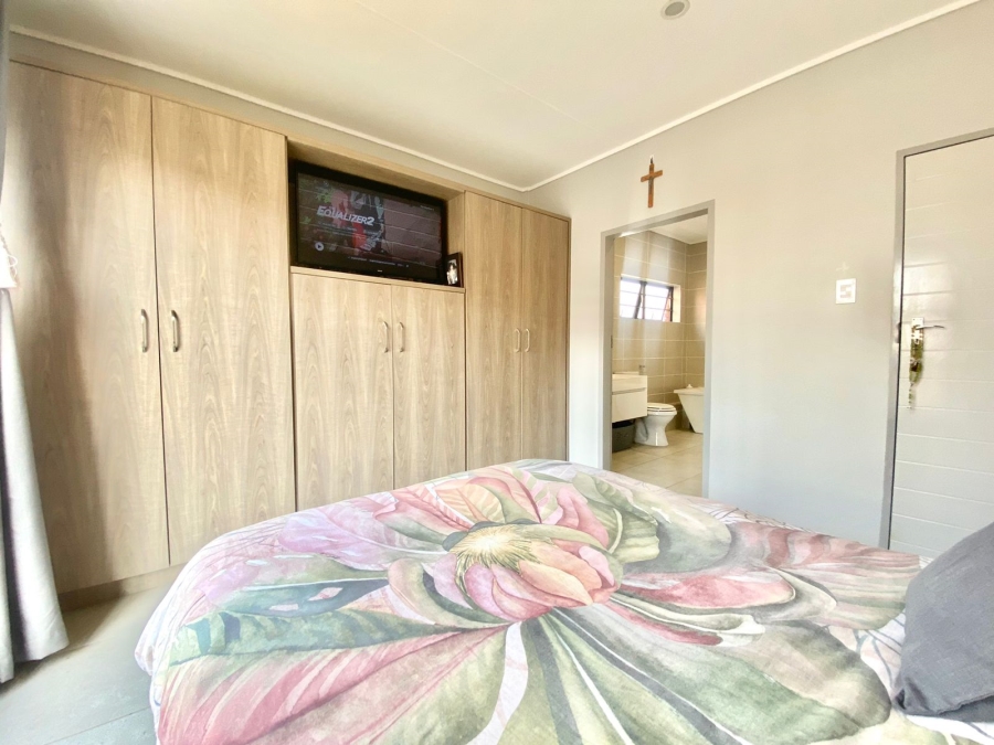 To Let 3 Bedroom Property for Rent in Amberfield Gauteng