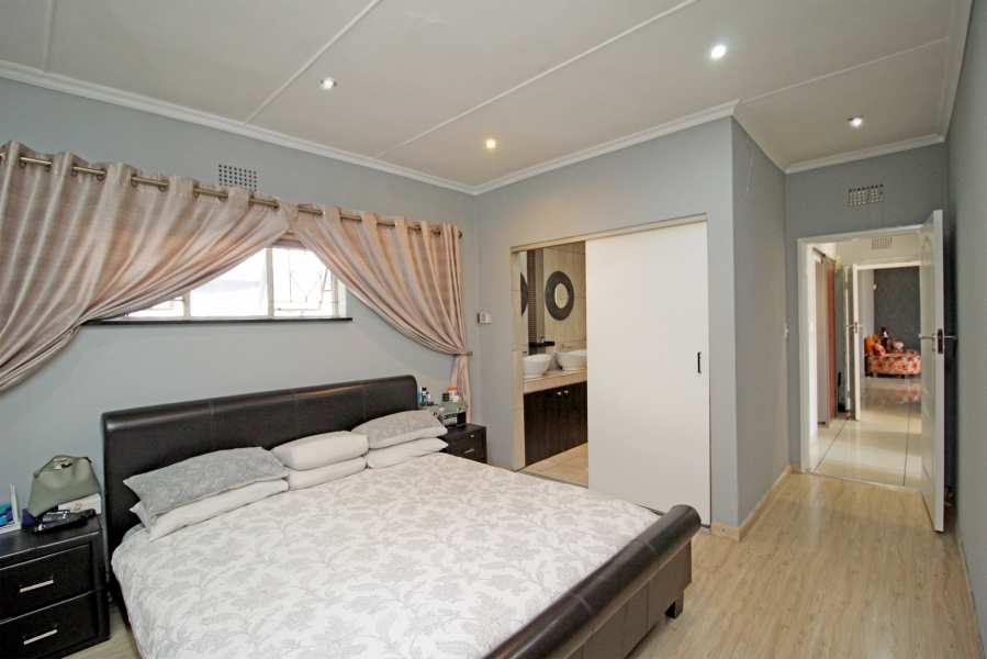 4 Bedroom Property for Sale in Kew Gauteng