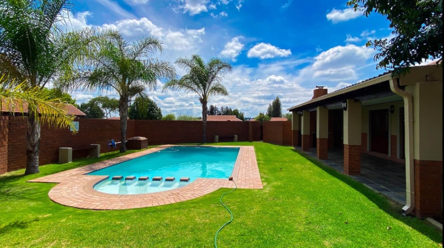 2 Bedroom Property for Sale in Blue Hills Gauteng