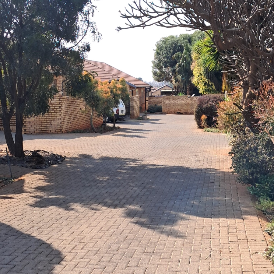 2 Bedroom Property for Sale in La Montagne Gauteng