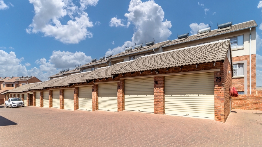 2 Bedroom Property for Sale in Noordwyk Gauteng