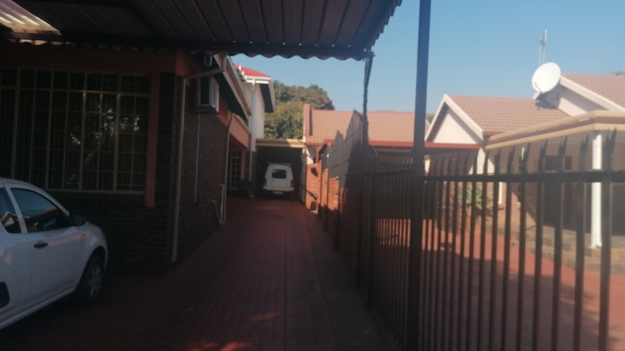 6 Bedroom Property for Sale in Florauna Gauteng