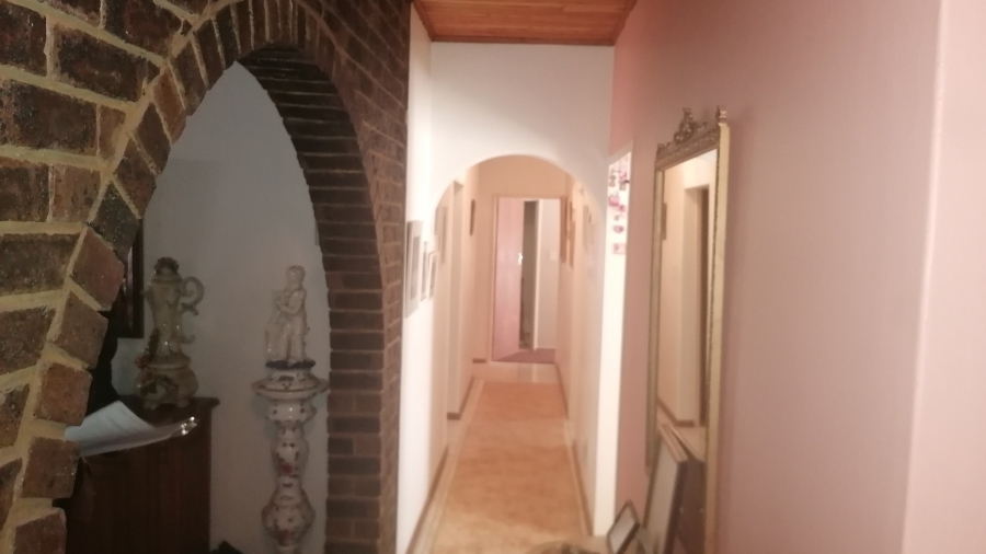 6 Bedroom Property for Sale in Florauna Gauteng