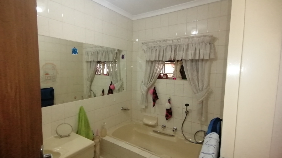 6 Bedroom Property for Sale in Florauna Gauteng