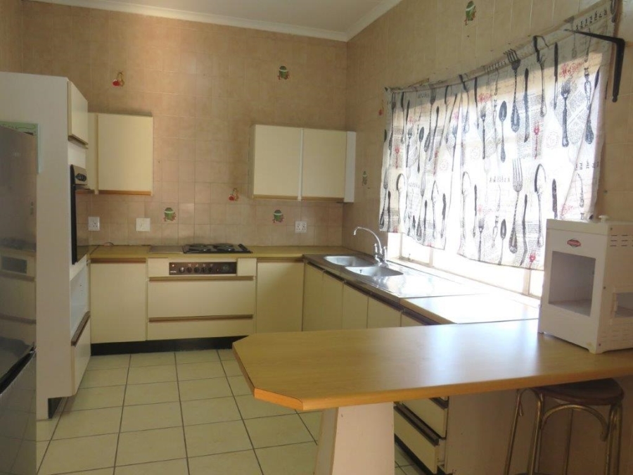 6 Bedroom Property for Sale in Oakdene Gauteng