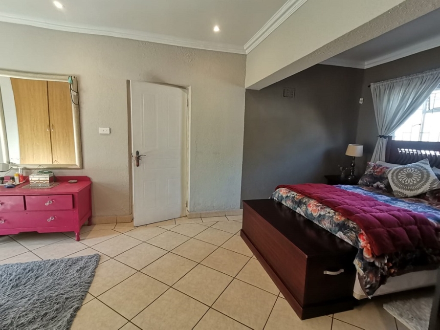 4 Bedroom Property for Sale in Oakdene Gauteng