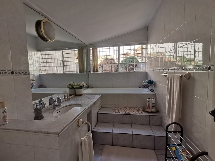 3 Bedroom Property for Sale in Oakdene Gauteng