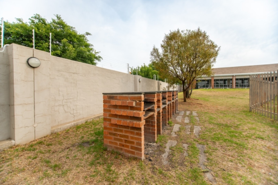 2 Bedroom Property for Sale in Blue Hills Gauteng