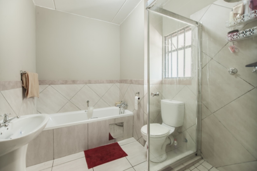 2 Bedroom Property for Sale in Glen Austin Gauteng