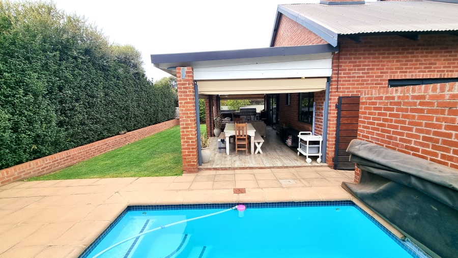 5 Bedroom Property for Sale in Willow Acres Gauteng