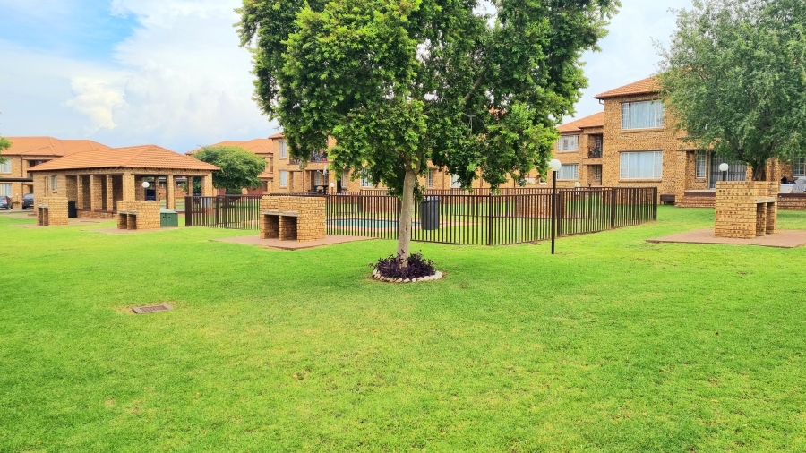 2 Bedroom Property for Sale in Erand Gardens Gauteng