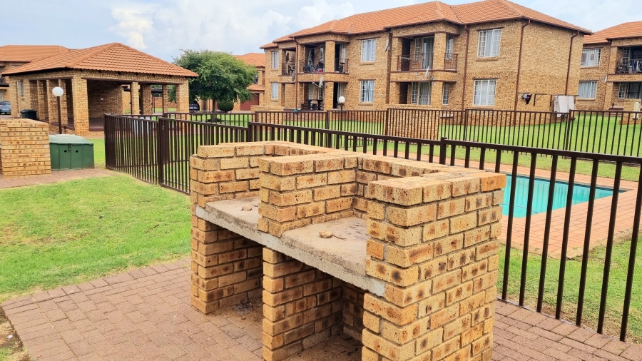 2 Bedroom Property for Sale in Erand Gardens Gauteng