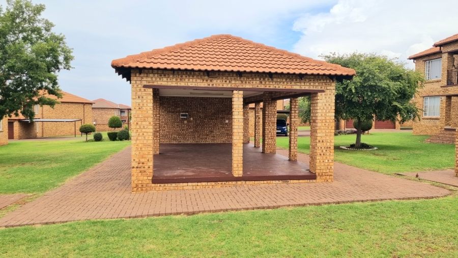 2 Bedroom Property for Sale in Erand Gardens Gauteng