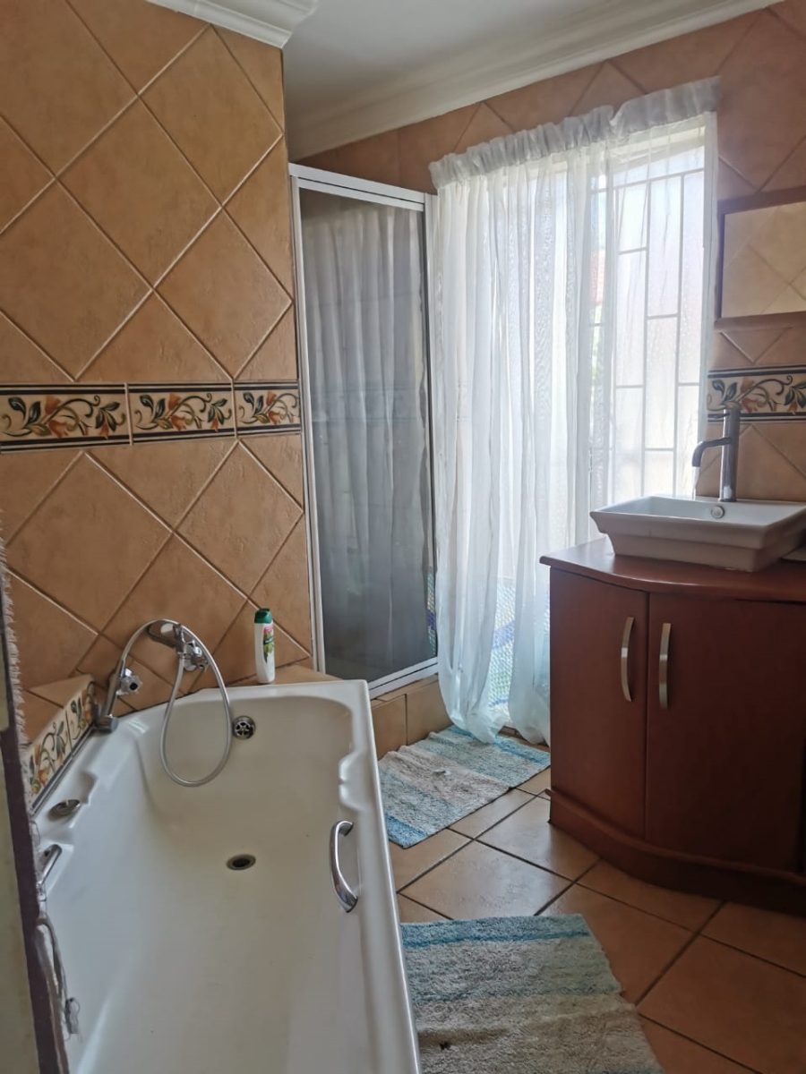 4 Bedroom Property for Sale in Heuweloord Gauteng