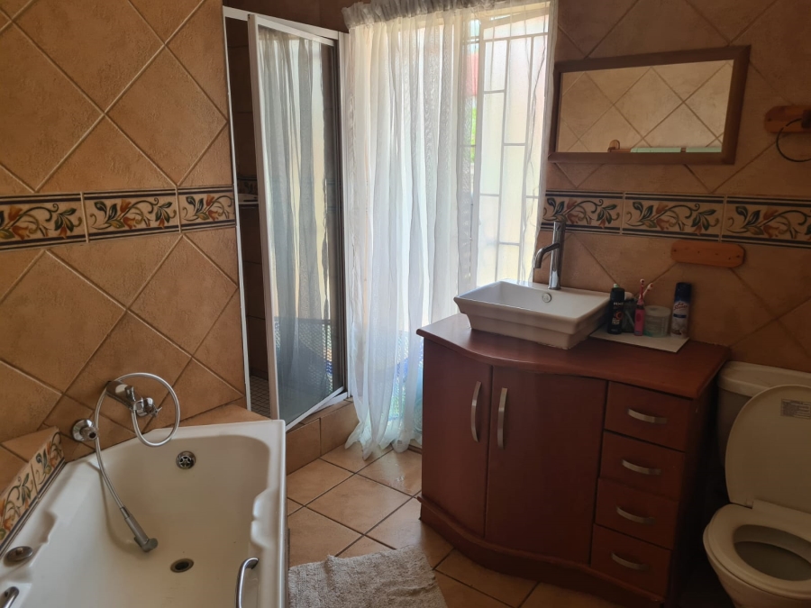 4 Bedroom Property for Sale in Heuweloord Gauteng