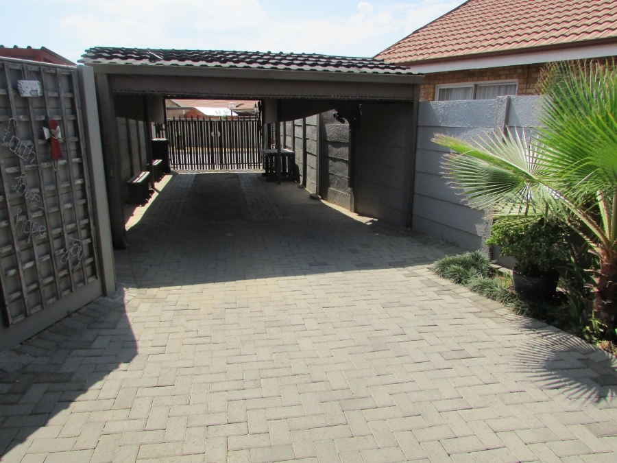 2 Bedroom Property for Sale in Greenhills Gauteng