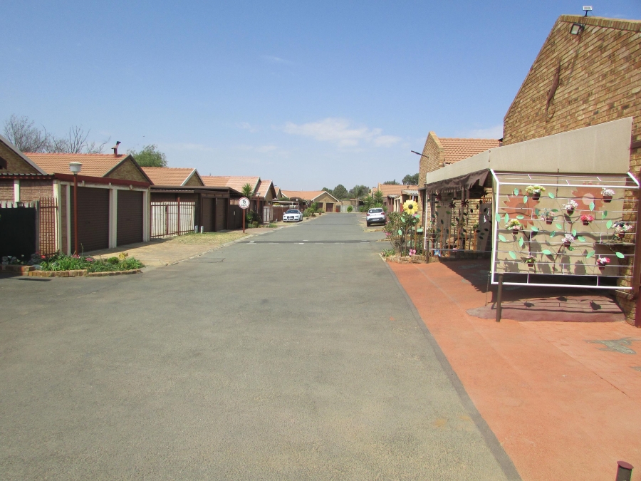 2 Bedroom Property for Sale in Greenhills Gauteng