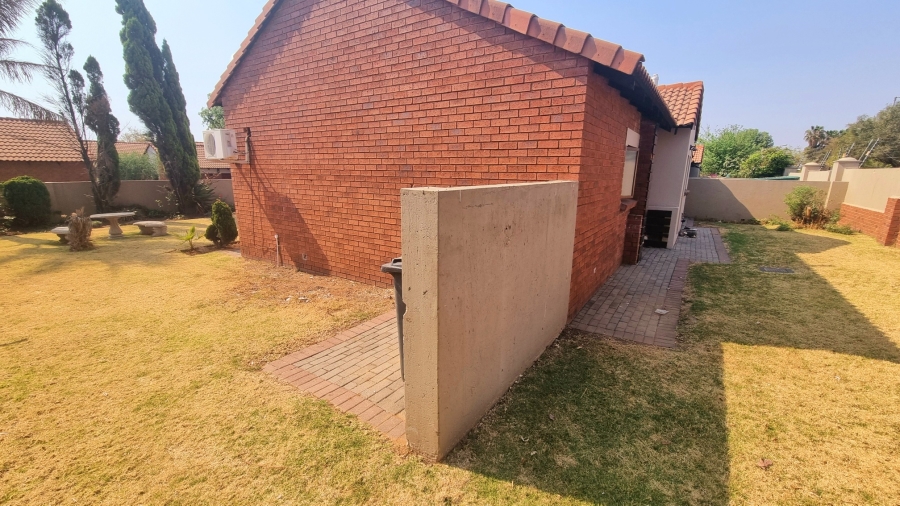 To Let 3 Bedroom Property for Rent in Crescent Wood Country Estate Gauteng