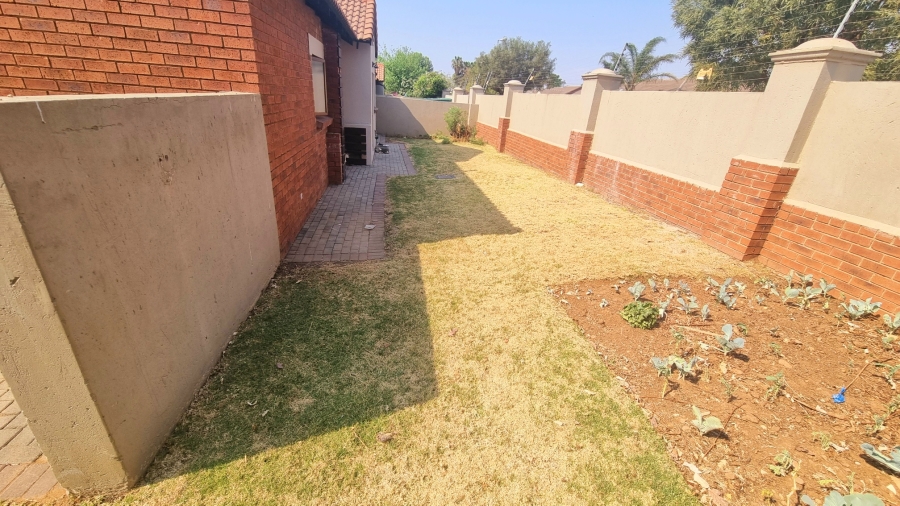 To Let 3 Bedroom Property for Rent in Crescent Wood Country Estate Gauteng