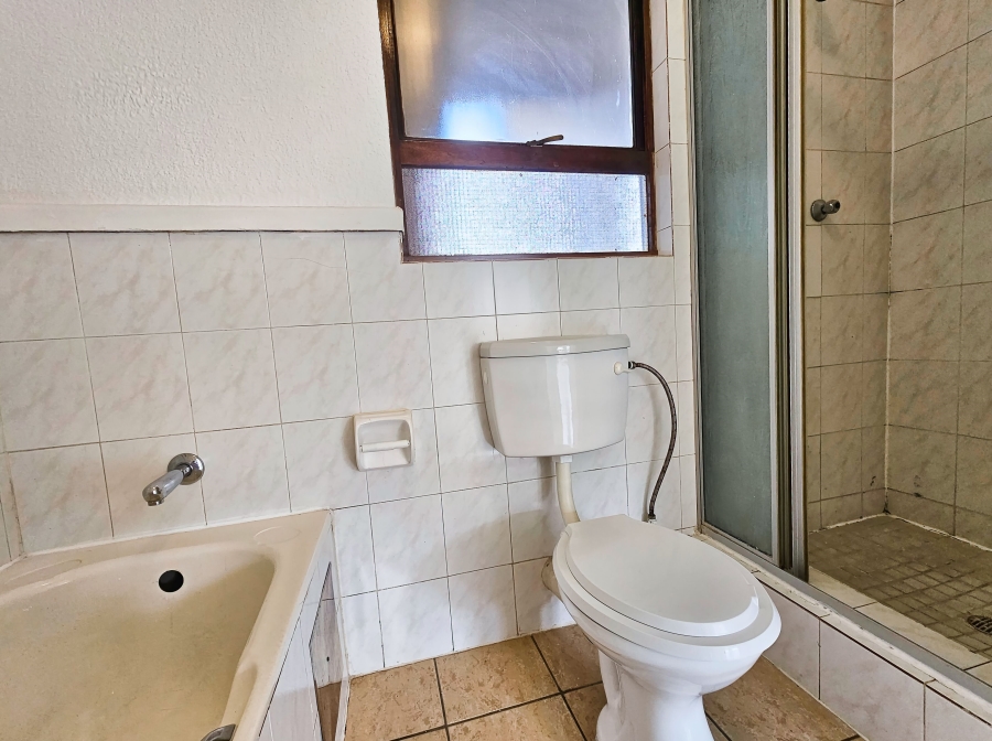 To Let 2 Bedroom Property for Rent in Wilro Park Gauteng