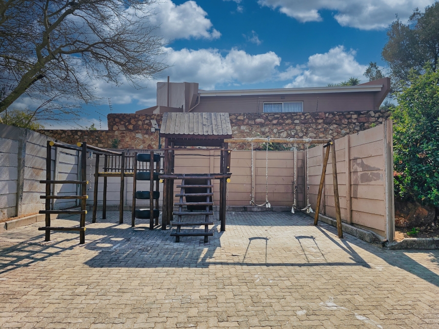 To Let 2 Bedroom Property for Rent in Wilro Park Gauteng