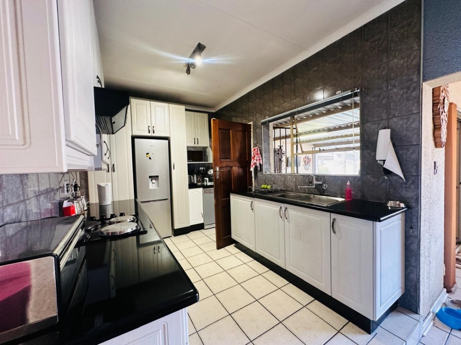 3 Bedroom Property for Sale in Verwoerdpark Gauteng