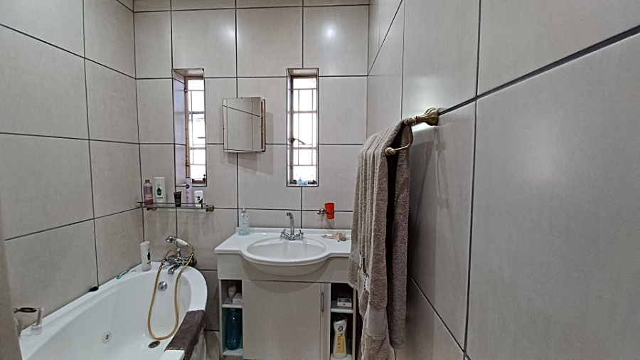 3 Bedroom Property for Sale in Vanderbijlpark SE 6 Gauteng