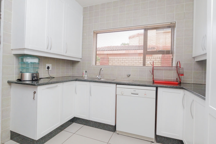 To Let 4 Bedroom Property for Rent in Featherbrooke Estate Gauteng