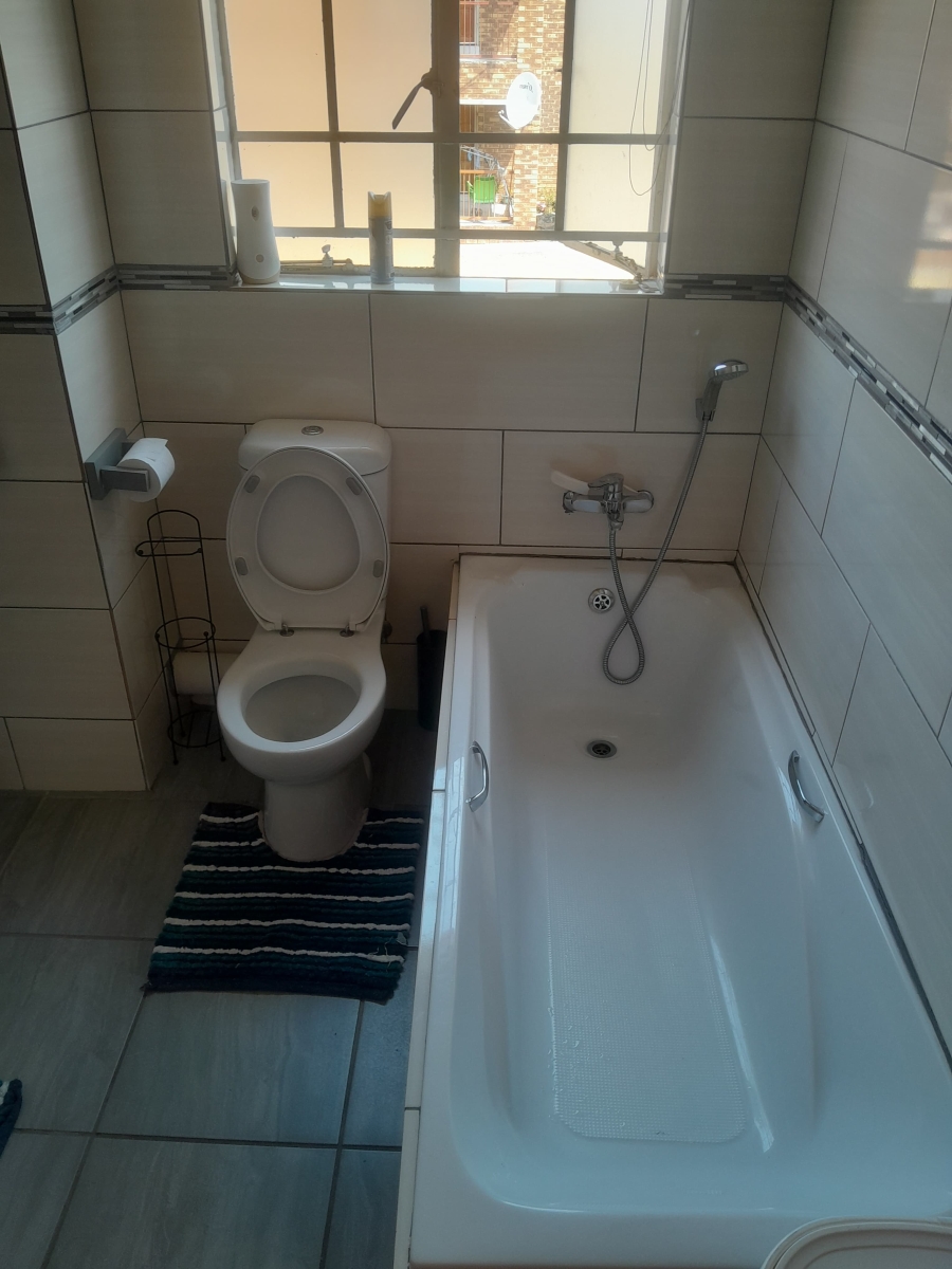 2 Bedroom Property for Sale in Erand Gardens Gauteng