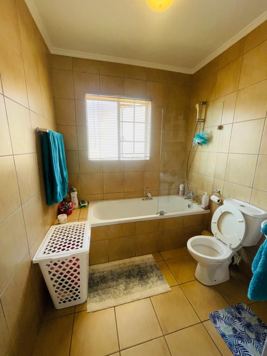 1 Bedroom Property for Sale in Silver Lakes Gauteng