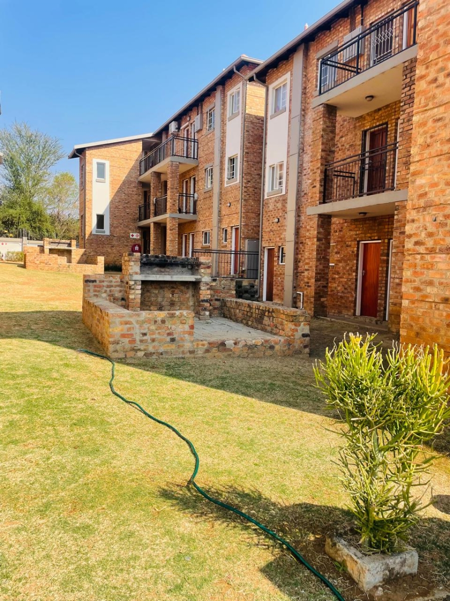 1 Bedroom Property for Sale in Silver Lakes Gauteng