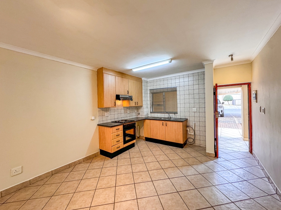 2 Bedroom Property for Sale in Leeuwenhof Estate Gauteng