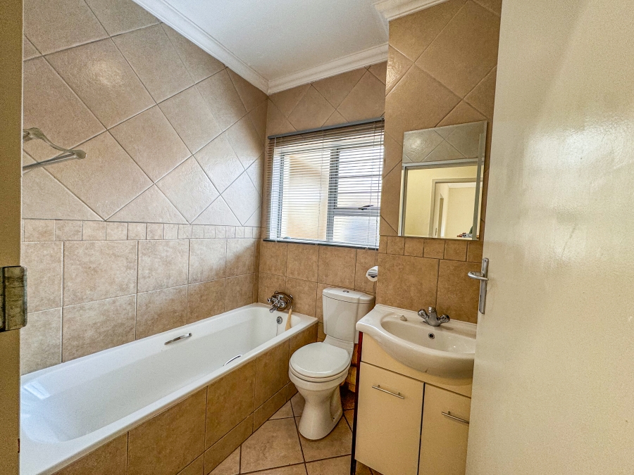 2 Bedroom Property for Sale in Leeuwenhof Estate Gauteng