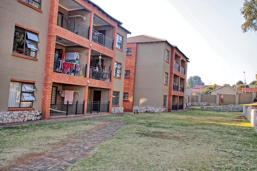 To Let 2 Bedroom Property for Rent in Wilro Park Gauteng