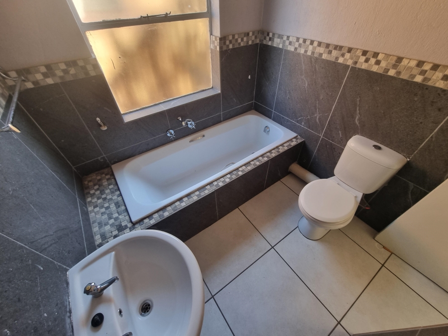 1 Bedroom Property for Sale in Honeydew Gauteng