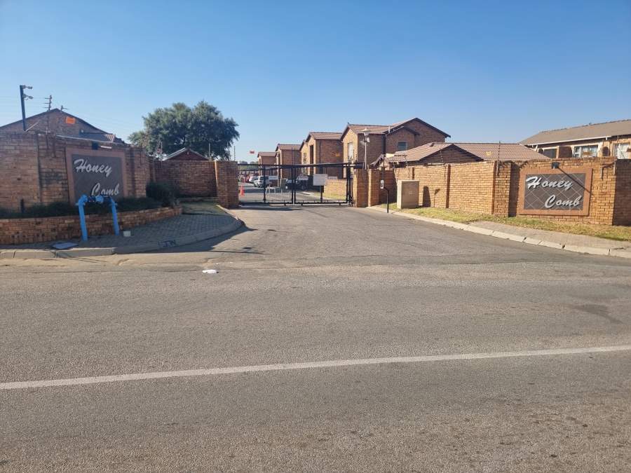 1 Bedroom Property for Sale in Honeydew Gauteng