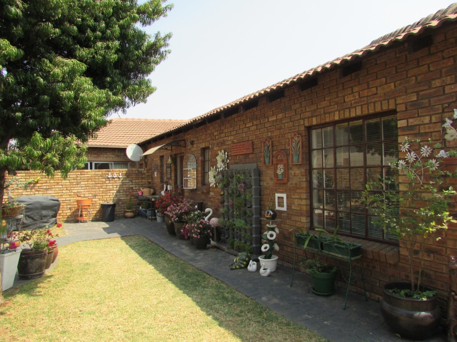 2 Bedroom Property for Sale in Robinpark Gauteng