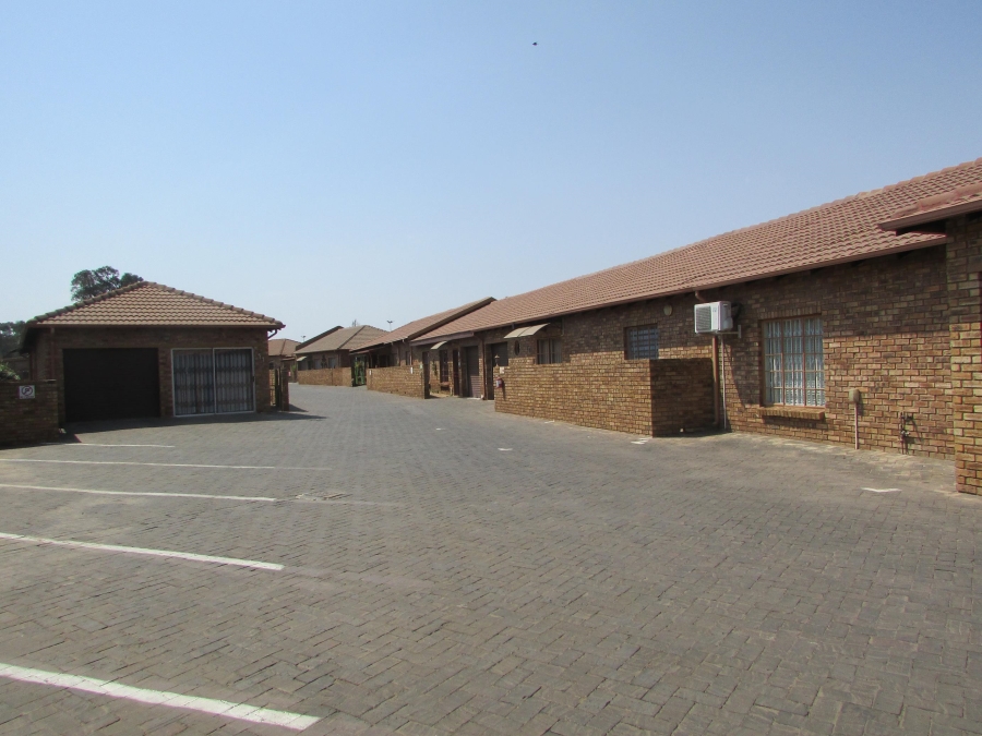 2 Bedroom Property for Sale in Robinpark Gauteng