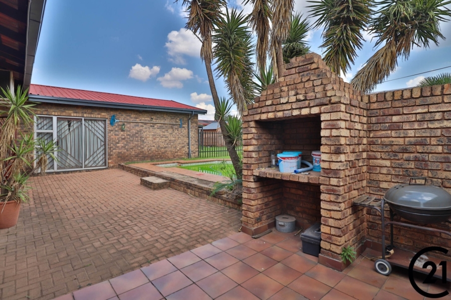 3 Bedroom Property for Sale in Mackenzie Park Gauteng