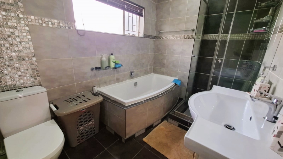 3 Bedroom Property for Sale in Flora Gardens Gauteng